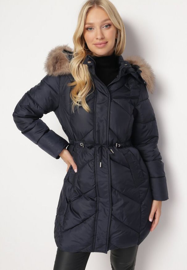 Born2be - Granatowa Pikowana Kurtka Płaszcz z Troczkiem w Talii o Wydłużonym Fasonie z Kapturem i Futerkiem Lieissas. Typ kołnierza: kaptur. Kolor: niebieski. Materiał: futro