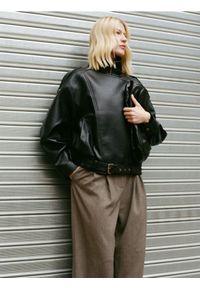 Reserved - Spodnie z wiskozą - ciemnobrązowy. Kolor: brązowy. Materiał: wiskoza #1