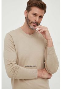 Calvin Klein Jeans sweter bawełniany kolor beżowy lekki. Kolor: beżowy. Materiał: bawełna. Wzór: aplikacja. Styl: klasyczny