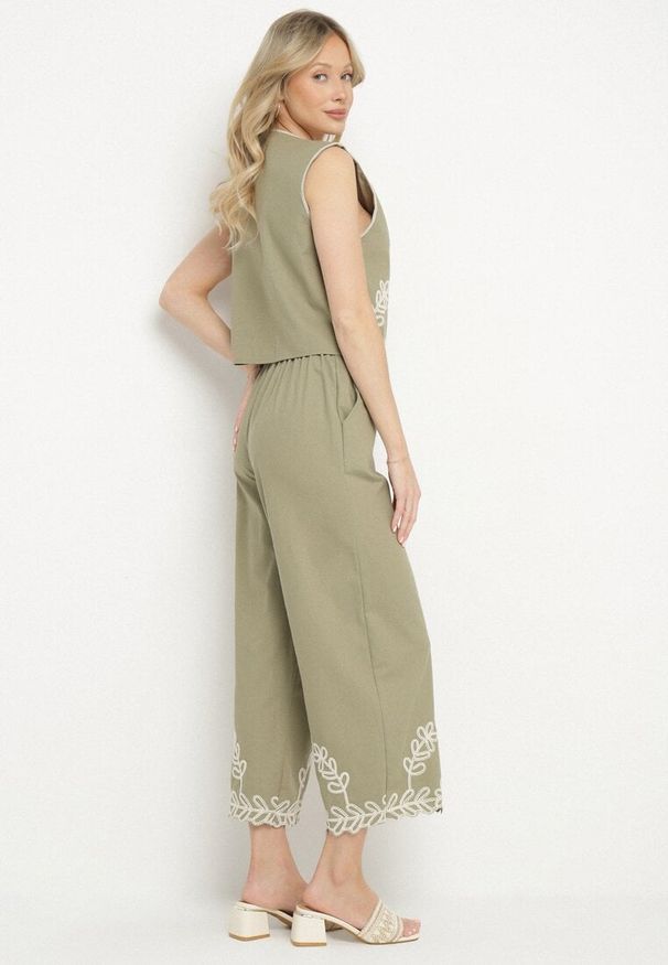 Born2be - Ciemnozielony Komplet z Bawełny Kamizelka i Spodnie Zdobione Haftem Sesitria. Kolor: zielony. Materiał: bawełna. Wzór: haft, aplikacja