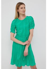 DKNY - Dkny sukienka kolor zielony mini rozkloszowana. Kolor: zielony. Materiał: tkanina. Długość rękawa: krótki rękaw. Typ sukienki: rozkloszowane, plisowane. Długość: mini #1