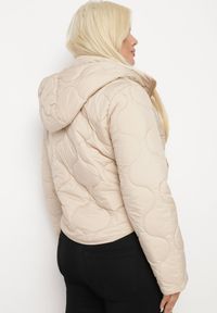 Born2be - Beżowa Kurtka Krótka z Pikowaniem i Odpinanym Kapturem Taraes. Okazja: na co dzień. Kolekcja: plus size. Kolor: beżowy. Materiał: jeans. Długość: krótkie. Styl: casual, elegancki #7