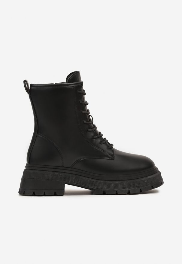 Renee - Czarne Botki Workery na Grubej Podeszwie z Tłoczeniami Daitara. Kolor: czarny. Materiał: jeans, dzianina, skóra. Obcas: na obcasie. Styl: rockowy. Wysokość obcasa: średni