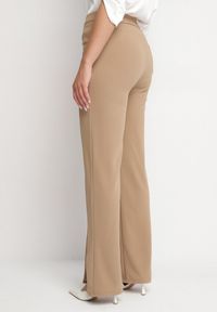 Born2be - Ciemnobeżowe Eleganckie Spodnie z Wiskozą i Wysokim Stanem Tatilira. Okazja: na co dzień. Stan: podwyższony. Kolor: beżowy. Materiał: wiskoza. Styl: elegancki #3