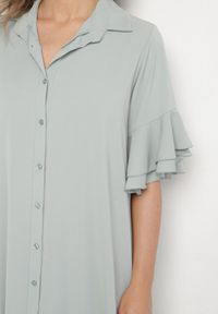 Born2be - Jasnozielona Sukienka Koszulowa z Ozdobną Falbanką Daviravie. Okazja: na co dzień. Kolor: zielony. Typ sukienki: koszulowe. Styl: klasyczny, casual, elegancki #3