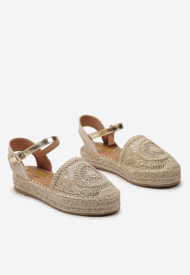 Renee - Złote Ażurowe Espadryle na Grubej Podeszwie z Plecionki Avelvia. Kolor: złoty. Wzór: ażurowy. Styl: boho, wakacyjny