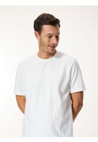 Reserved - Strukturalny t-shirt regular - biały. Kolor: biały. Materiał: bawełna, dzianina