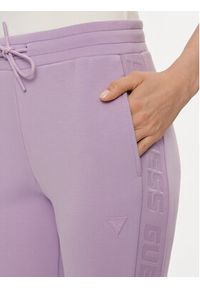 Guess Spodnie dresowe Allie V2YB18 K7UW2 Fioletowy Regular Fit. Kolor: fioletowy. Materiał: wiskoza