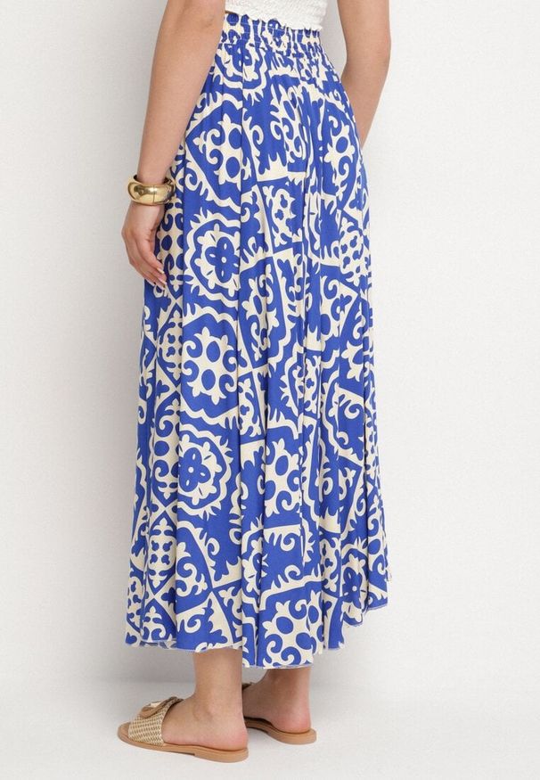 Born2be - Niebieska Wiskozowa Spódnica w Geometryczny Wzór Mavarose. Okazja: na co dzień. Kolor: niebieski. Materiał: wiskoza. Wzór: geometria. Styl: klasyczny, casual, elegancki