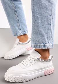 Renee - Biało-Różowe Sneakersy na Tłoczonej Platformie Ozdobione Łańcuchem Jaihini. Kolor: biały. Wzór: aplikacja. Obcas: na platformie #4