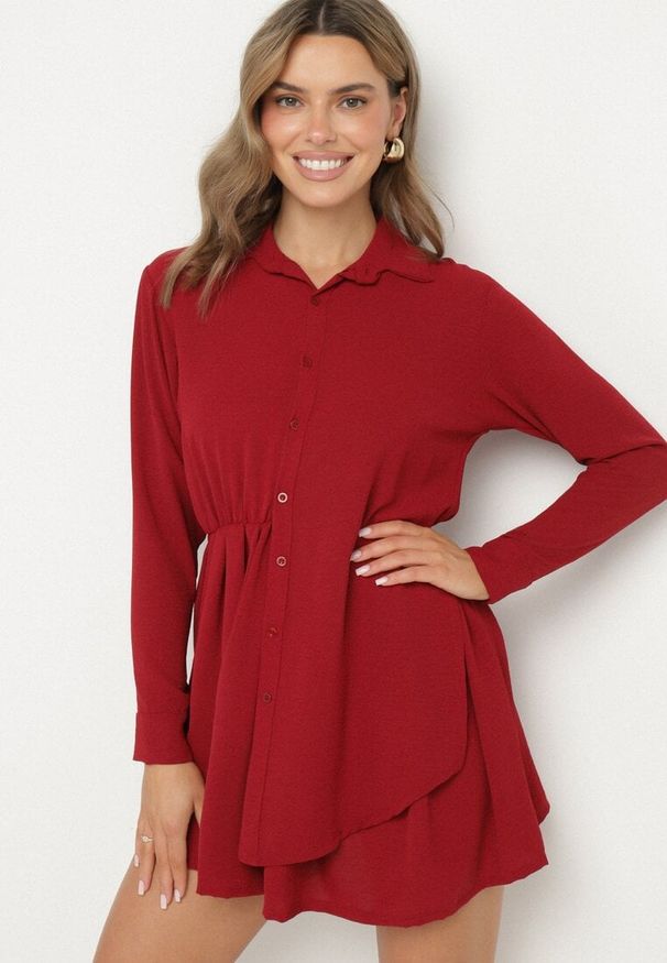 Born2be - Bordowa Asymetryczna Sukienka o Koszulowym Kroju z Gumką w Talii Elodina. Kolor: czerwony. Długość rękawa: długi rękaw. Typ sukienki: koszulowe, asymetryczne. Styl: elegancki, sportowy