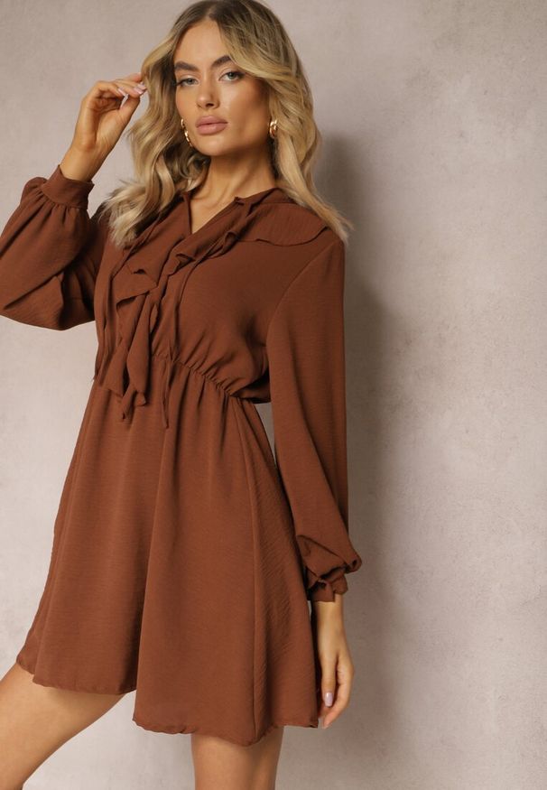 Renee - Brązowa Mini Sukienka o Rozkloszowanym Fasonie z Falbankami i Gumką w Talii Beranzze. Typ kołnierza: kołnierz z falbankami. Kolor: brązowy. Materiał: skóra. Długość rękawa: długi rękaw. Długość: mini