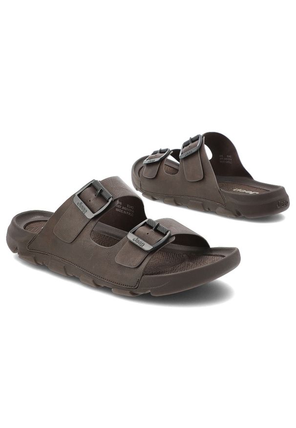 Klapki męskie Jeep, na platformie klasyczne z klamrami profilowane, brązowe, JM51131A-030DK. Kolor: brązowy. Materiał: materiał. Wzór: paski. Sezon: lato. Obcas: na platformie. Styl: klasyczny