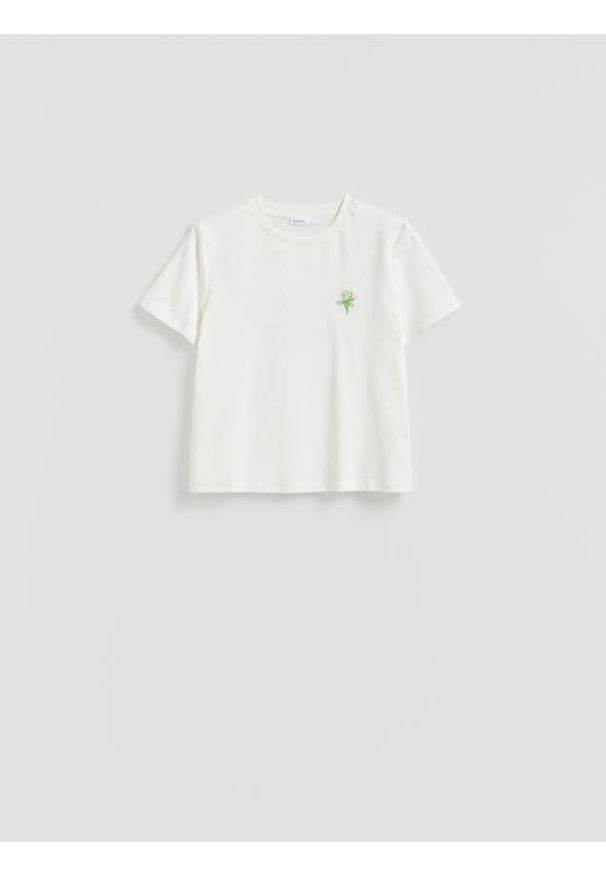 Reserved - T-shirt z koralikami - biały. Kolor: biały. Materiał: bawełna, dzianina