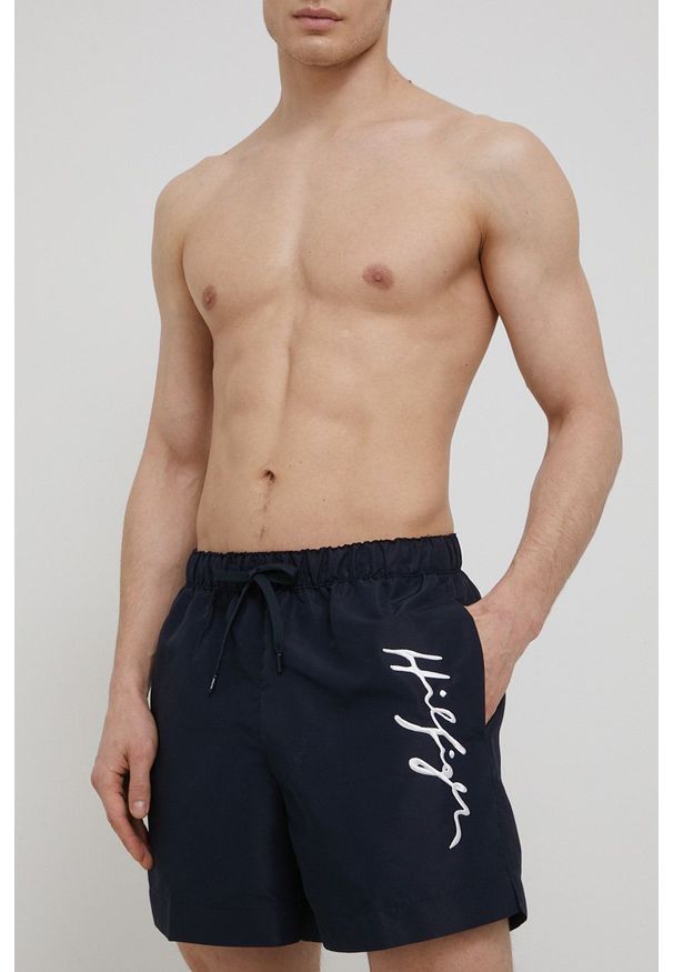 TOMMY HILFIGER - Tommy Hilfiger szorty kąpielowe kolor granatowy. Kolor: niebieski. Materiał: poliester. Wzór: aplikacja