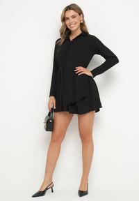 Born2be - Czarna Asymetryczna Sukienka o Koszulowym Kroju z Gumką w Talii Elodina. Kolor: czarny. Długość rękawa: długi rękaw. Typ sukienki: koszulowe, asymetryczne. Styl: elegancki, sportowy #4