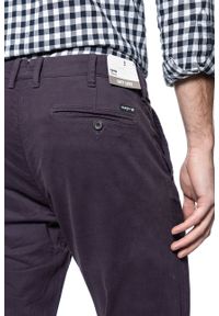 Wrangler - WRANGLER SPODNIE MĘSKIE CHINO AUBERGINE W16LRN450. Materiał: materiał