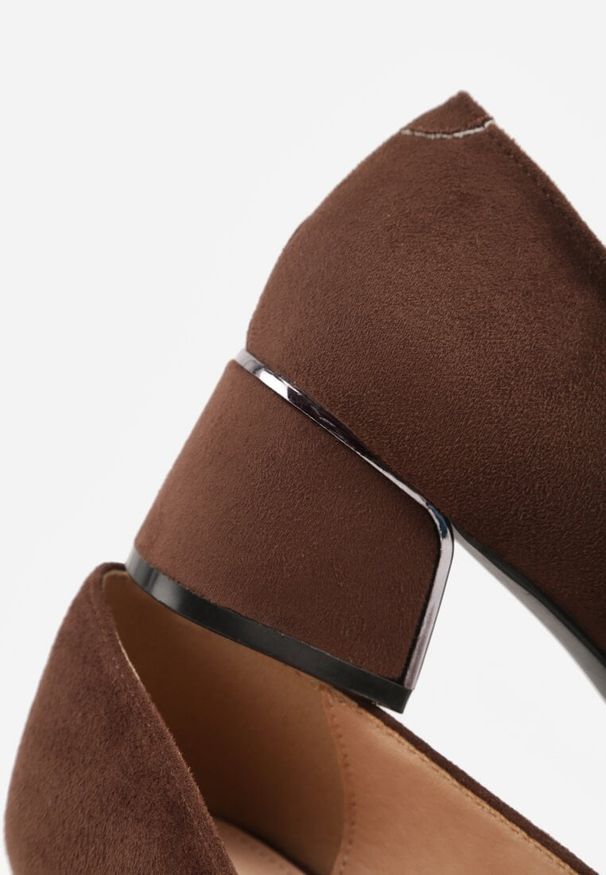 Renee - Brązowe Czółenka Vices na Słupku z Imitacji Zamszu z Wkładką ze Skóry Naturalnej z Metaliczną Ozdobą Mixin. Okazja: do pracy, na spotkanie biznesowe. Kolor: brązowy. Materiał: skóra, zamsz. Wzór: aplikacja. Obcas: na słupku. Styl: biznesowy, elegancki