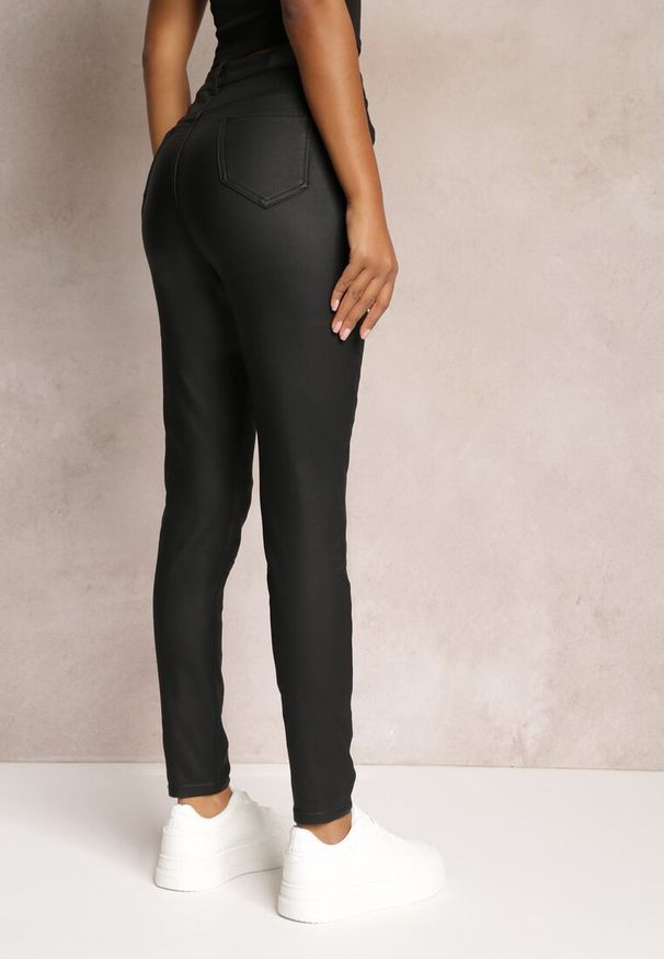 Renee - Czarne Casualowe Spodnie Skinny o Modelującym Fasonie Elovi. Okazja: na co dzień. Kolor: czarny. Styl: casual