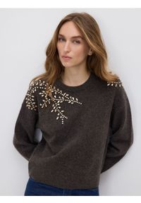 Reserved - Sweter z ozdobnymi aplikacjami - ciemnobrązowy. Kolor: brązowy. Materiał: dzianina, wełna. Wzór: aplikacja #1