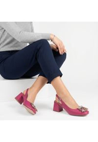 Czółenka damskie Artiker, cholewka ze skóry naturalnej zabudowany nosek pasek na pięcie z regulowaną klamrą, różowe, 58C0662. Zapięcie: klamry. Kolor: różowy. Materiał: skóra. Szerokość cholewki: normalna. Wzór: aplikacja. Obcas: na obcasie. Styl: elegancki. Wysokość obcasa: średni #6