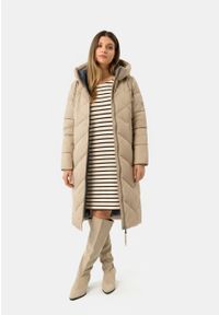 Volcano - Długi, pikowany płaszcz J-CELESTE. Typ kołnierza: kołnierzyk stójkowy. Materiał: poliester, materiał. Długość: długie. Sezon: zima #1