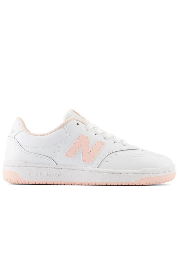 Buty New Balance BBW80WPK - białe. Okazja: na co dzień. Kolor: biały. Materiał: guma, skóra, syntetyk, materiał. Szerokość cholewki: normalna. Sport: koszykówka, turystyka piesza