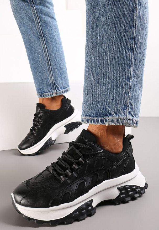 Renee - Czarne Sznurowane Sneakersy na Grubej Podeszwie z Ozdobnymi Przeszyciami Kayor. Kolor: czarny. Materiał: materiał