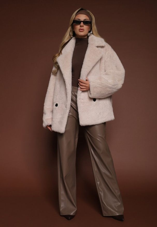 Renee - Beżowa Dwurzędowa Kurtka Futerko o Fasonie Oversize Manella. Okazja: na co dzień. Kolor: beżowy. Materiał: futro. Wzór: aplikacja. Styl: casual