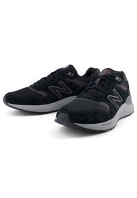 Buty męskie New Balance MW880BB7 – czarne. Okazja: na spacer, na co dzień. Kolor: czarny. Materiał: zamsz, guma. Szerokość cholewki: normalna. Sport: turystyka piesza, fitness #3