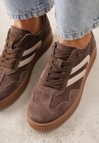 Born2be - Ciemnobrązowe Zamszowe Sneakersy w Stylu Kultowych Tenisówek ze Skórzaną Wkładką Berosele. Okazja: na co dzień. Kolor: brązowy. Materiał: zamsz, skóra #2