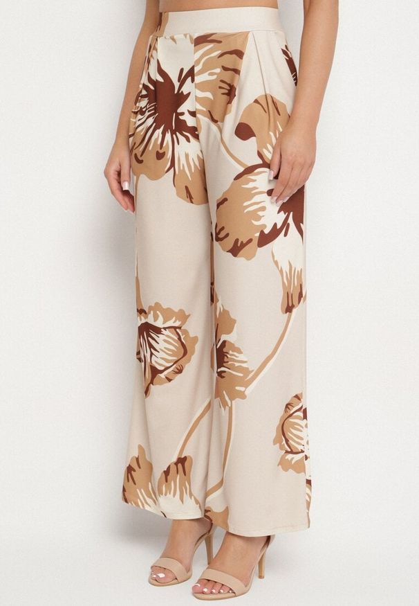 Born2be - Beżowy Komplet w Kwiaty Asymetryczna Bluzka z Marszczeniem i Szerokie Spodnie Linamia. Kolor: beżowy. Materiał: materiał. Wzór: kwiaty