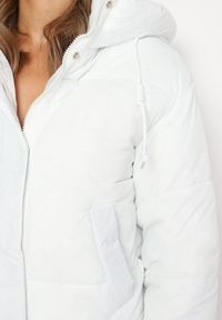 Born2be - Biała Pikowana Kurtka Puffer z Kapturem Miviera. Okazja: na spacer, na co dzień. Typ kołnierza: kaptur. Kolor: biały. Materiał: dzianina, jeans. Sezon: zima. Styl: casual #2