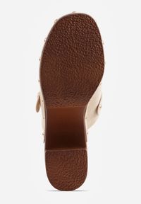 Born2be - Beżowe Klapki na Obcasie Typu Chodaki Ozdobione Nitami i Klamrami Herminna. Okazja: na co dzień. Kolor: beżowy. Materiał: jeans. Wzór: aplikacja. Obcas: na obcasie. Styl: casual, elegancki, klasyczny. Wysokość obcasa: średni #5