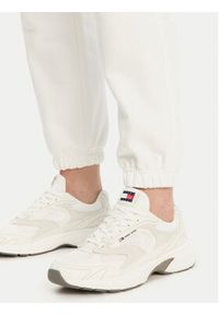 Tommy Jeans Spodnie dresowe Badge DW0DW20679 Écru Regular Fit. Materiał: bawełna #3