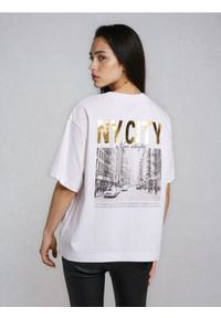 Sinsay - Bawełniana koszulka z nadrukiem na plecach - biały. Kolor: biały. Materiał: bawełna. Wzór: nadruk #1