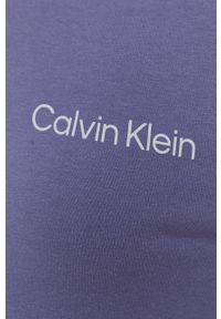 Calvin Klein Underwear Bluza lounge damska kolor różowy. Okazja: na co dzień. Typ kołnierza: kaptur. Kolor: fioletowy. Materiał: poliester, dzianina. Długość rękawa: długi rękaw. Długość: długie. Wzór: nadruk. Styl: casual #5