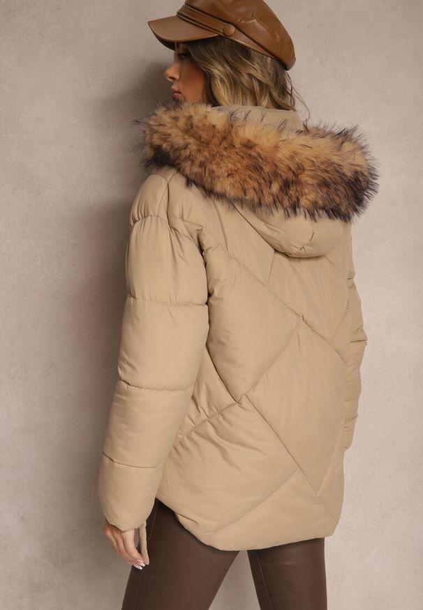 Renee - Ciemnobeżowa Kurtka z Pikowanymi Przeszyciami Kapturem i Rozcięciami na Napy Tintovia. Okazja: na co dzień. Kolor: beżowy. Materiał: futro, jeans. Styl: casual, elegancki