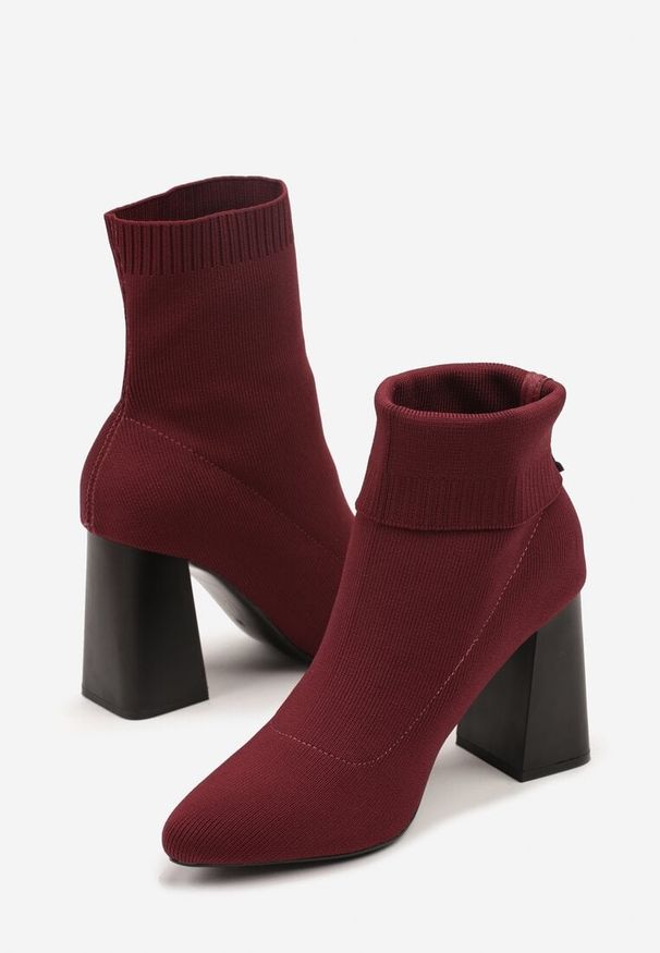 Renee - Bordowe Botki Vices na Słupku o Geometrycznym Kształcie i Elastyczną Cholewką Falessea. Okazja: na co dzień, na spotkanie biznesowe. Kolor: czerwony. Szerokość cholewki: normalna. Wzór: geometria. Obcas: na słupku. Styl: street, biznesowy, elegancki, casual, klasyczny. Wysokość obcasa: średni