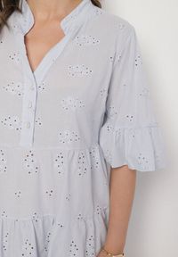 Born2be - Jasnoniebieska Bawełniana Sukienka z Haftowanej Tkaniny o Koszulowym Kroju z Falbanami Filidwena. Okazja: na co dzień. Typ kołnierza: kołnierzyk klasyczny. Kolor: niebieski. Materiał: tkanina, bawełna. Wzór: haft. Typ sukienki: koszulowe. Styl: boho, elegancki, casual, klasyczny #7