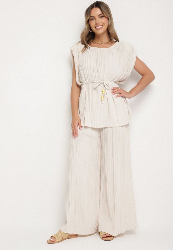 Born2be - Beżowy Komplet Bluzka z Wiązanym Paskiem i Szerokie Spodnie Dolarea. Kolor: beżowy. Wzór: aplikacja