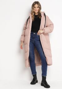 Born2be - Różowa Długa Kurtka Pikowana Płaszcz na Zamek z Kapturem Lesea. Okazja: na co dzień. Typ kołnierza: kaptur. Kolor: różowy. Materiał: dzianina, jeans. Długość: długie. Styl: casual, elegancki #4