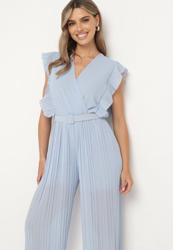Born2be - Jasnoniebieski Plisowany Kombinezon z Szerokimi Nogawkami i Wiązanym Paskiem Audra. Okazja: na co dzień. Kolor: niebieski. Sezon: wiosna, lato. Styl: casual, elegancki