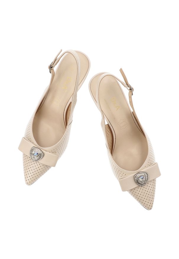 Czółenka damskie S.Barski, skóra naturalna ażurowa cholewka fason slingback regulowany pasek wysoki obcas ozdobna aplikacja, beżowe, CR61-3119. Zapięcie: pasek. Kolor: beżowy. Materiał: skóra. Szerokość cholewki: normalna. Wzór: ażurowy, aplikacja. Obcas: na obcasie. Wysokość obcasa: wysoki