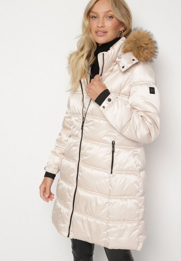 Born2be - Beżowa Długa Kurtka Pikowana z Kapturem z Futrem z Możliwością Odpięcia Feneia. Okazja: na co dzień. Typ kołnierza: kaptur. Kolor: beżowy. Materiał: futro. Długość: długie. Styl: casual