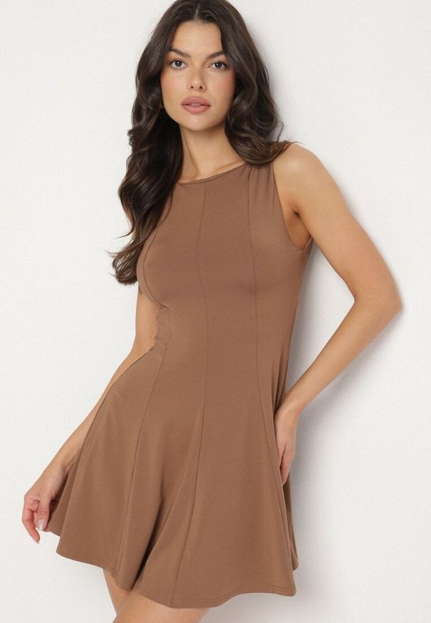 Born2be - Brązowa Sukienka z Wiskozą o Rozkloszowanym Kroju Bez Rękawów Nalomira. Okazja: na co dzień. Kolor: brązowy. Materiał: wiskoza. Długość rękawa: bez rękawów. Styl: klasyczny, casual, elegancki