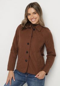 Born2be - Brązowa Pikowana Kurtka Koszulowa z Pagonami Avedvira. Okazja: na spotkanie biznesowe, do pracy. Kolor: brązowy. Materiał: jeans. Styl: elegancki, biznesowy