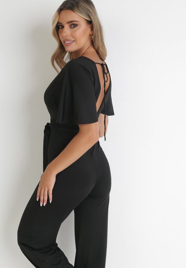 Born2be - Czarny Długi Kombinezon z Kopertowym Dekoltem i Ozdobnym Wiązaniem Abrarani. Okazja: na spotkanie biznesowe. Kolor: czarny. Długość: długie. Styl: elegancki, biznesowy