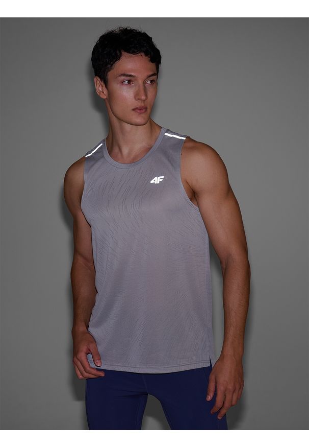 4f - 4F Tank top do biegania regular szybkoschnący męski - szary M. Kolor: szary. Materiał: dzianina, włókno, syntetyk, materiał. Długość rękawa: bez rękawów. Długość: krótkie. Wzór: ze splotem. Sport: fitness, bieganie