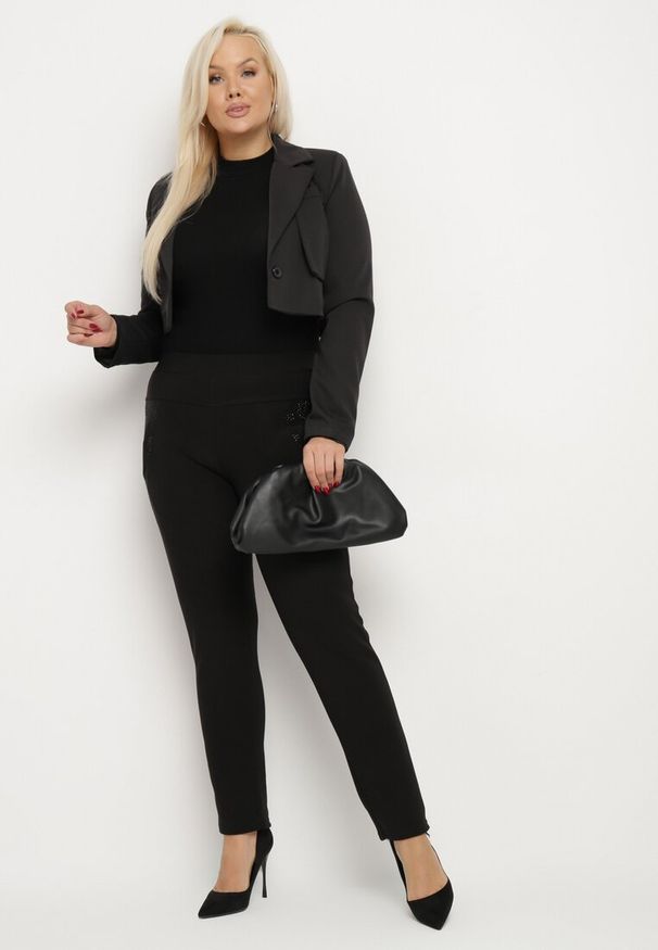 Born2be - Czarne Ocieplane Spodnie o Dopasowanym Kroju z Wysokim Stanem i Kieszeniami z Cyrkoniami Filifra. Okazja: na co dzień. Stan: podwyższony. Kolekcja: plus size. Kolor: czarny. Długość: długie. Wzór: aplikacja. Styl: wizytowy, elegancki, casual